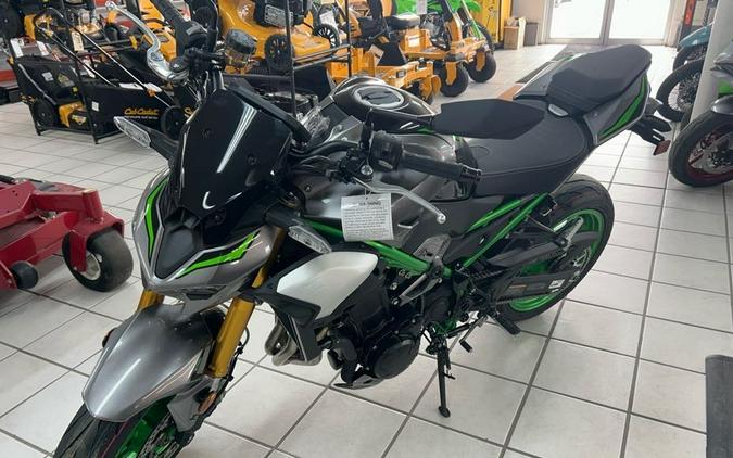 2025 Kawasaki METALLIC MATTE GRAPHITE GRAY Z9