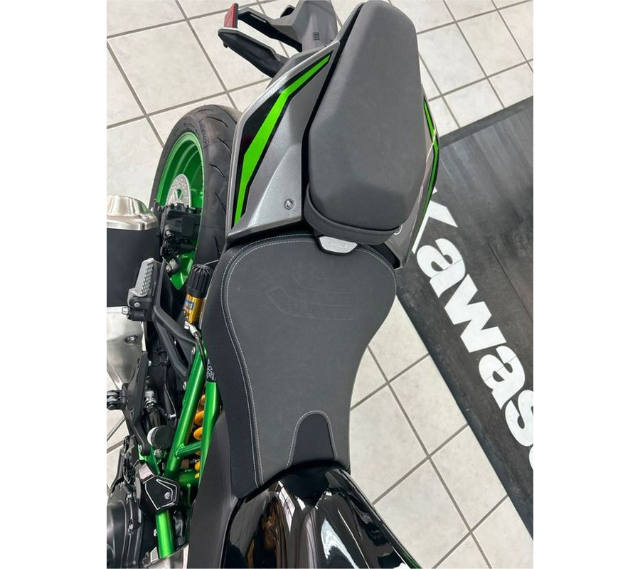 2025 Kawasaki METALLIC MATTE GRAPHITE GRAY Z9