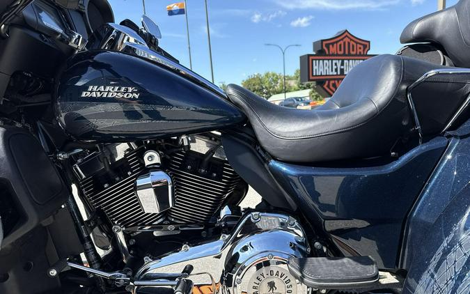 2016 Harley-Davidson® Tri Glide® Ultra Custom Colour Cosmic Blue Pearl