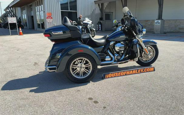 2016 Harley-Davidson® Tri Glide® Ultra Custom Colour Cosmic Blue Pearl