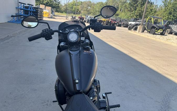 2025 Indian Motorcycle® Sport Chief RT Black Smoke