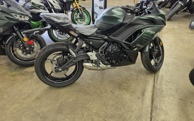 2025 Kawasaki NINJA 650 ABS METALLIC MATTE OLD SCHOOL GREEN/BLAC