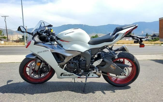 2024 Kawasaki Ninja ZX-6R ABS Pearl Robotic White/Metallic Gra