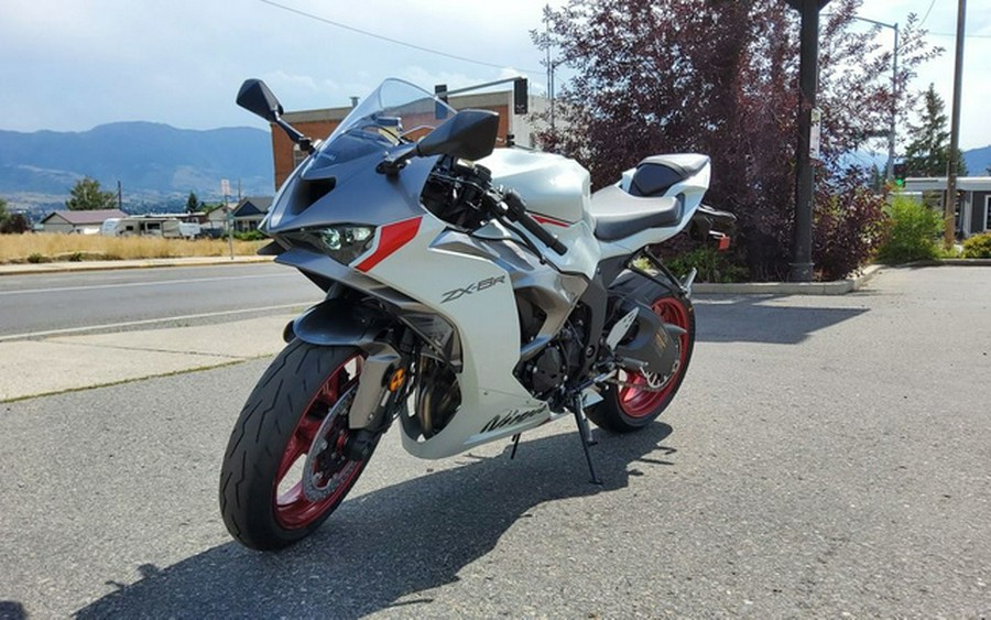 2024 Kawasaki Ninja ZX-6R ABS Pearl Robotic White/Metallic Gra