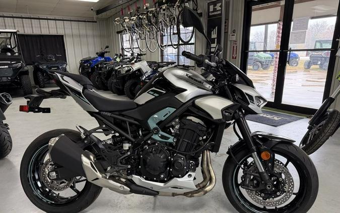 2025 Kawasaki Z900 ABS Galaxy Silver/Metallic Spark Black