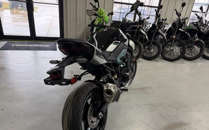 2025 Kawasaki Z900 ABS Galaxy Silver/Metallic Spark Black