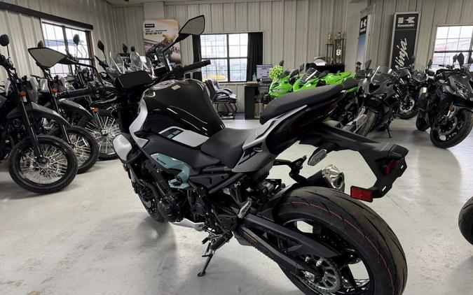 2025 Kawasaki Z900 ABS Galaxy Silver/Metallic Spark Black