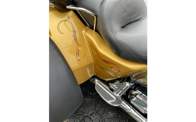 2017 FLHTCUTG - GOLD/BLACK - Harley-Davidson®