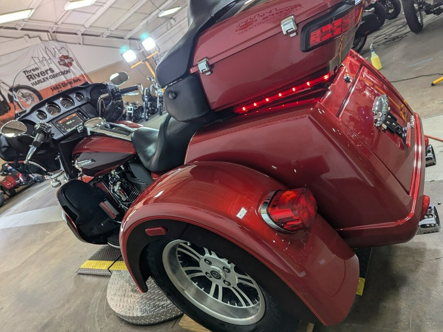 2018 Harley-Davidson Tri Glide Ultra Wicked Red/Twisted Cherry