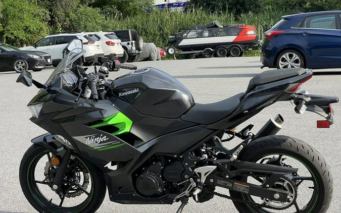 2023 Kawasaki Ninja 400 Matrix Camo Gray/Metallic Matte Carbon