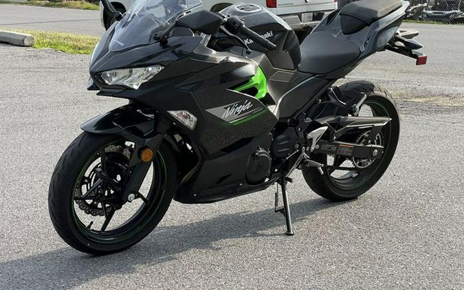 2023 Kawasaki Ninja 400 Matrix Camo Gray/Metallic Matte Carbon