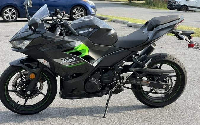 2023 Kawasaki Ninja 400 Matrix Camo Gray/Metallic Matte Carbon