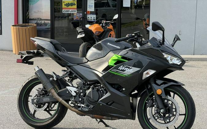 2023 Kawasaki Ninja 400 Matrix Camo Gray/Metallic Matte Carbon