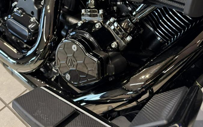 2023 Harley-Davidson® CVO™ Road Glide® Dark Platinum w/Pinstripe