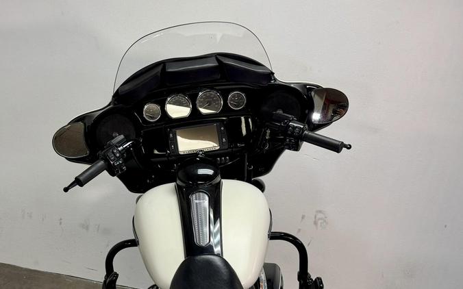 FLHXS 2018 Street Glide® Special