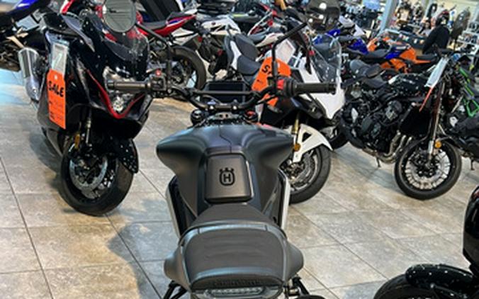 2025 Husqvarna Motorcycles SVARTPILEN 801