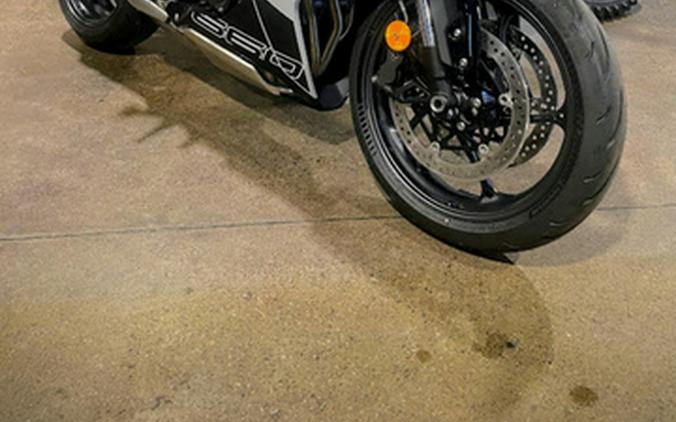 2025 Triumph Daytona 660 Snowdonia White/Sapphire Black 660 Carnival RedSapphire Black