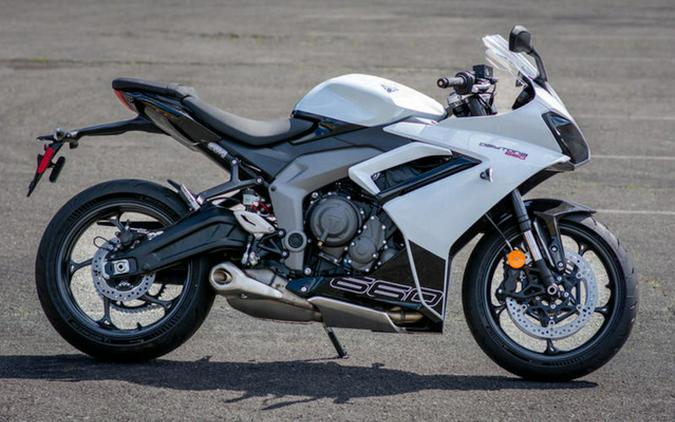 2025 Triumph Daytona 660 Snowdonia White/Sapphire Black 660 Carnival RedSapphire Black