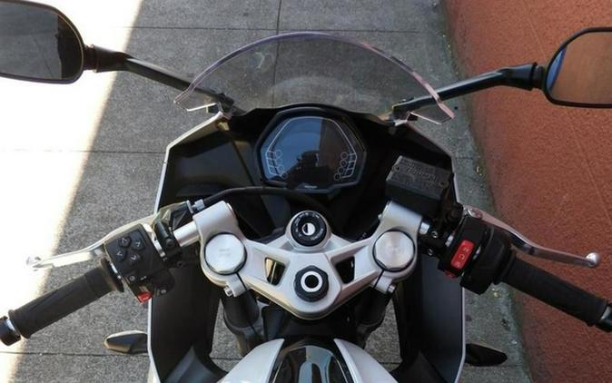 2025 Triumph Daytona 660 Snowdonia White/Sapphire Black 660 Carnival RedSapphire Black