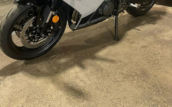 2025 Triumph Daytona 660 Snowdonia White/Sapphire Black 660 Carnival RedSapphire Black