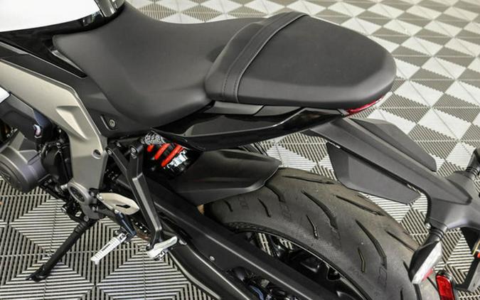 2025 Triumph Daytona 660 Snowdonia White/Sapphire Black 660 Carnival RedSapphire Black