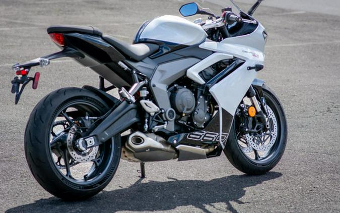2025 Triumph Daytona 660 Snowdonia White/Sapphire Black 660 Carnival RedSapphire Black