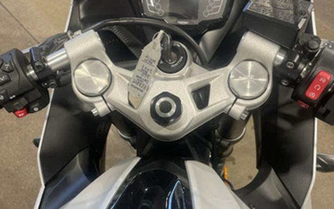 2025 Triumph Daytona 660 Snowdonia White/Sapphire Black 660 Carnival RedSapphire Black