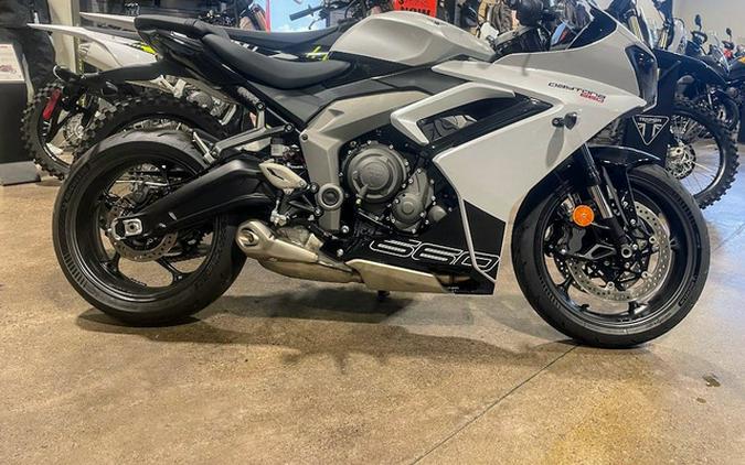 2025 Triumph Daytona 660 Snowdonia White/Sapphire Black 660 Carnival RedSapphire Black
