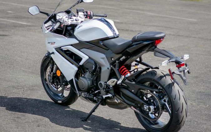 2025 Triumph Daytona 660 Snowdonia White/Sapphire Black 660 Carnival RedSapphire Black