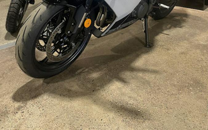 2025 Triumph Daytona 660 Snowdonia White/Sapphire Black 660 Carnival RedSapphire Black