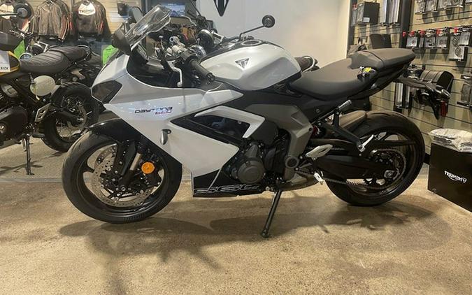 2025 Triumph Daytona 660 Snowdonia White/Sapphire Black 660 Carnival RedSapphire Black