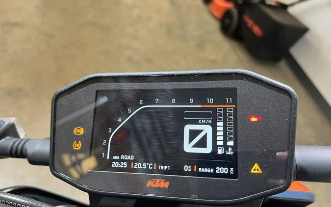 2023 KTM Duke 890 R