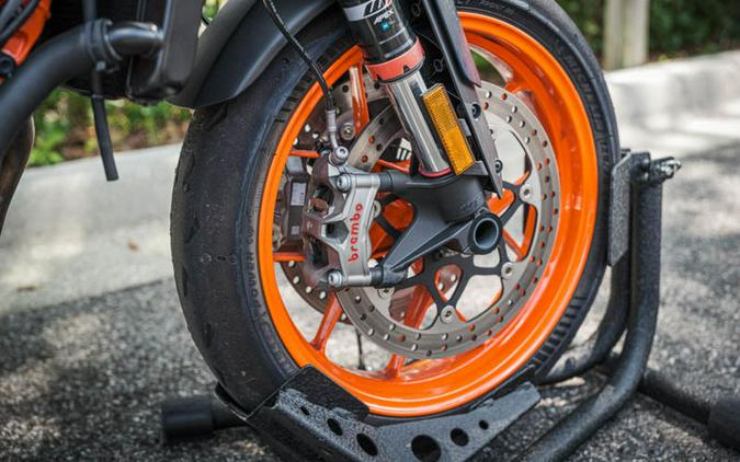 2022 KTM 890 Duke R