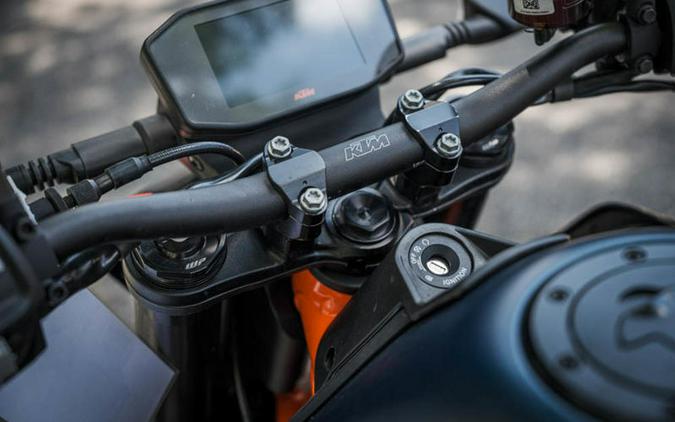 2022 KTM 890 Duke R