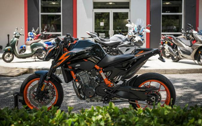 2022 KTM 890 Duke R