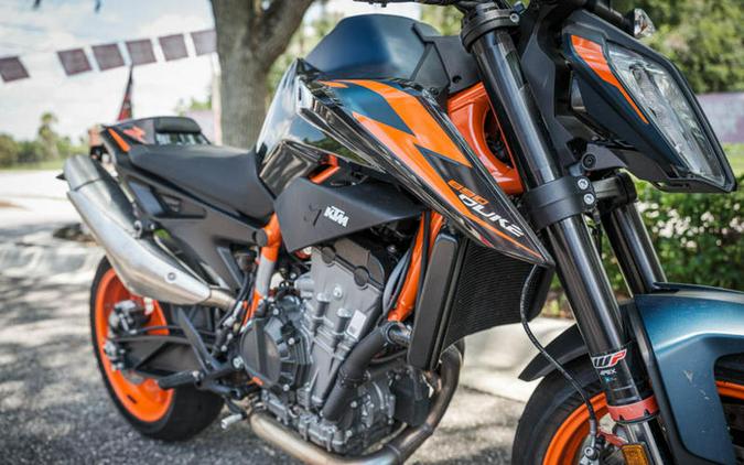 2022 KTM 890 Duke R