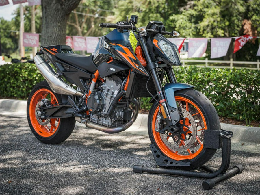 2022 KTM 890 Duke R