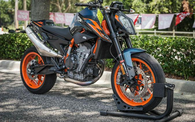 2022 KTM 890 Duke R