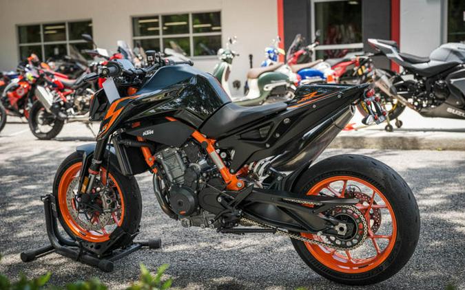 2022 KTM 890 Duke R