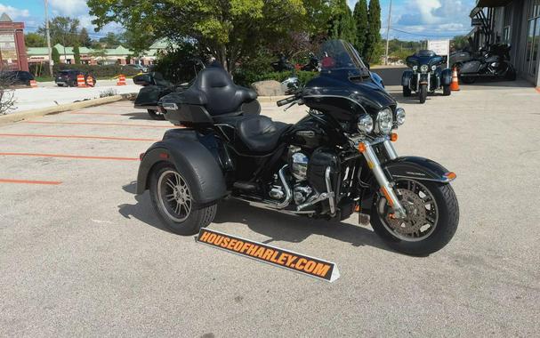 2016 Harley-Davidson® Tri Glide® Ultra Vivid Black