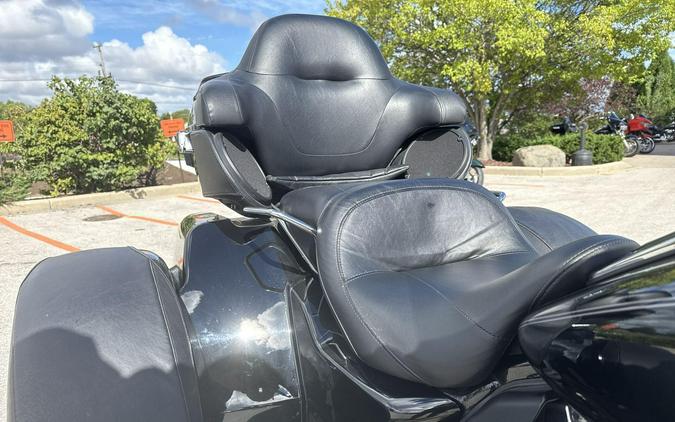 2016 Harley-Davidson® Tri Glide® Ultra Vivid Black