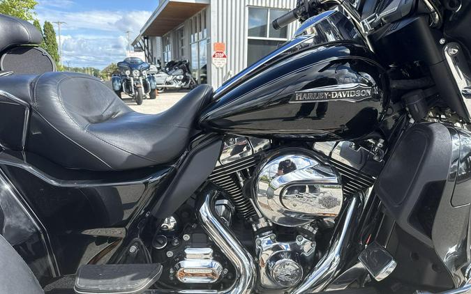 2016 Harley-Davidson® Tri Glide® Ultra Vivid Black