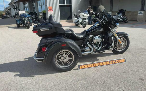 2016 Harley-Davidson® Tri Glide® Ultra Vivid Black