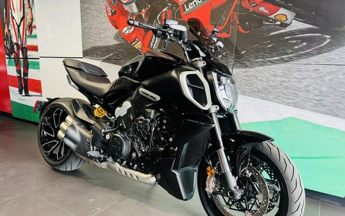 2023 Ducati Diavel V4 Thrilling Black