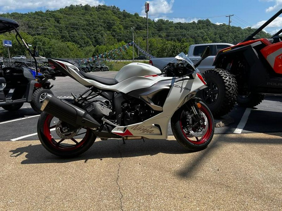 2024 Kawasaki Ninja® ZX™-6R Pearl Robotic White/Metallic Graphite Gray