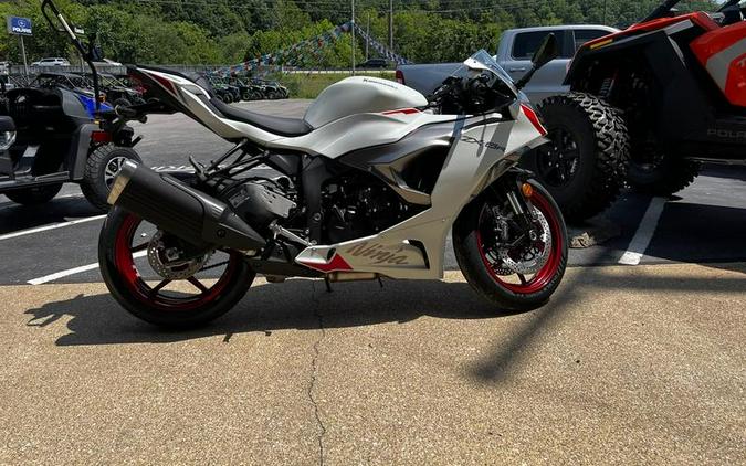 2024 Kawasaki Ninja® ZX™-6R Pearl Robotic White/Metallic Graphite Gray