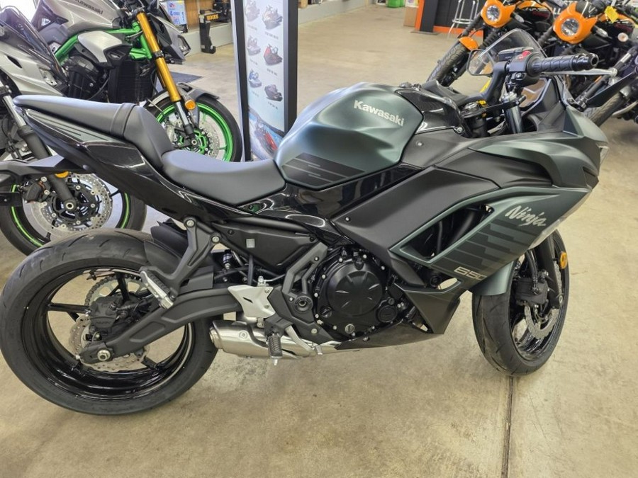 Kawasaki NINJA 650 ABS METALLIC MATTE OLD SCHOOL GREEN/BLAC