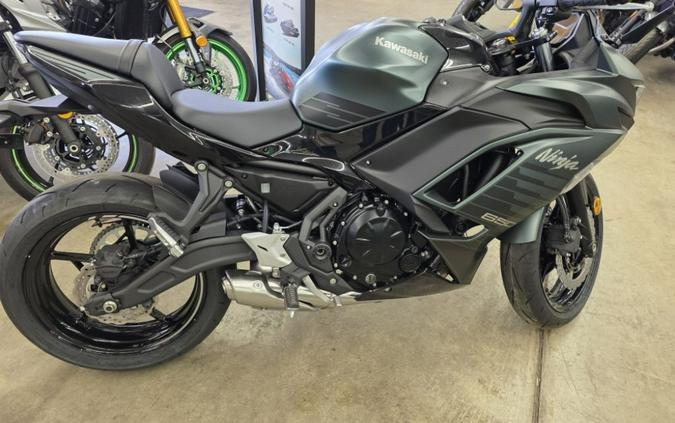 Kawasaki NINJA 650 ABS METALLIC MATTE OLD SCHOOL GREEN/BLAC