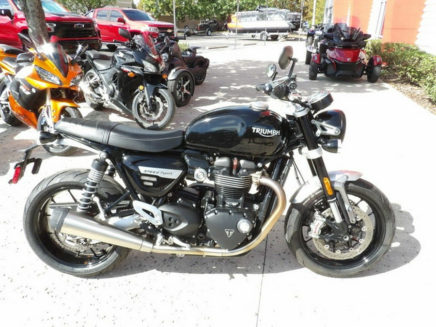 2022 Triumph Street Twin Jet Black Jet Black