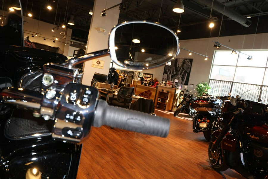 2025 Indian Motorcycle® Challenger® Limited 112 Ghost White Metallic with Black Metallic